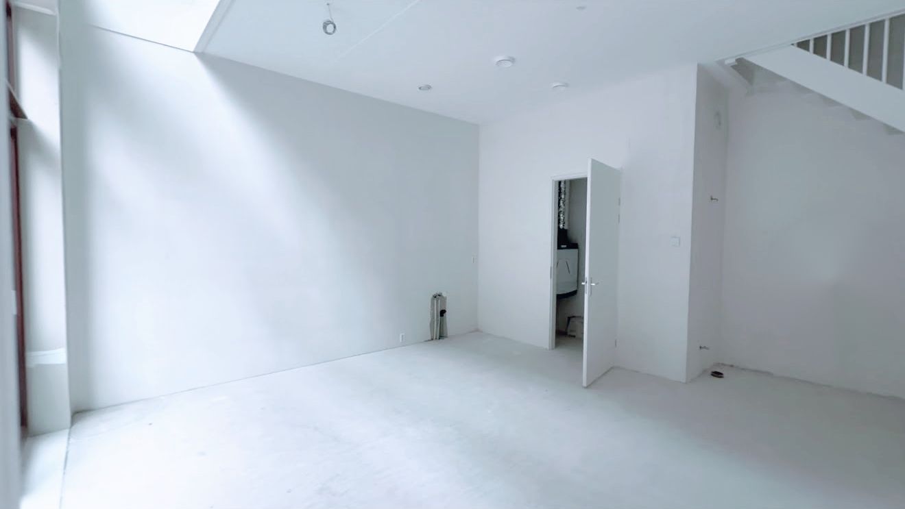 Lege begane grond bij oplevering, witte wanden, open trap rechts
