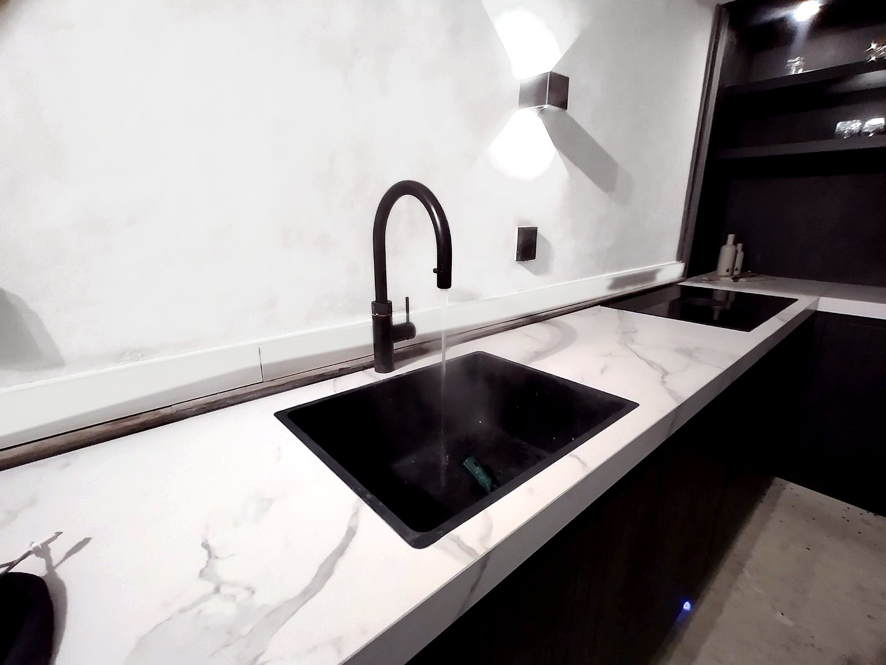 Dekton-werkblad in wit marmerlook met zwarte spoelbak en Quooker